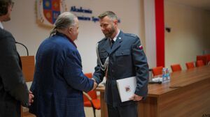 Uhonorowanie porucznika Andrzeja Gałdusińskiego, który uratował kobietę przed utonięciem.